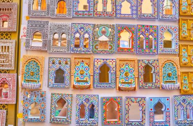Arap tarzı mıknatıslarla dolu, Alhambra 'nın pencere ve kapıları şeklinde, mozaik, Granada ve İspanya' nın ince İslami kalıplarıyla çevrili bir tezgah.