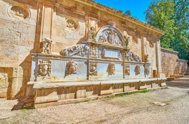 Cuesta de Gomerez Parkı 'nda yer alan tarihi Pilar de Carlos V çeşmesi, İspanya' nın Granada kentinin üç nehrini sembolize etmektedir.