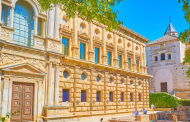 GANADA, İspanya - 25 Eylül 2019: Carlos V Palace 'ın muhteşem dış cephesi ve Santa Maria de la Alhambra Kilisesi, 25 Eylül' de Granada 'da