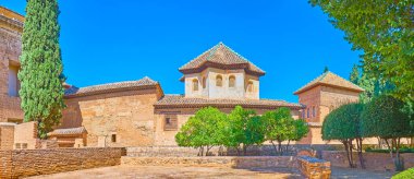 Nasrid saray çatısı, kemerli pencereler, güzel Arap ekranları, kubbenin yıldız kiremit çatısı ve ortaçağ tuğla duvarı, Alhambra, Granada, İspanya