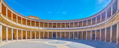 GRANADA, SPAIN - 25 Eylül 2019: Carlos V Alhambra Sarayı 'nın dairesel verandalı panoraması ve birden fazla taş sütunlu iki katlı terası, 25 Eylül' de Granada