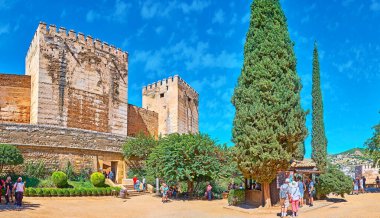 GRANADA, SPAIN - SEPTEMBER 25, 2019: Alhambra 'nın Plaza de los Aljibes Meydanı Panoraması, Alcazaba' nın ortaçağ duvarı, Kale (Torre del Homenaje) ve Kırık Kule (Torre Quebrada), 25 Eylül 'de Granada' da