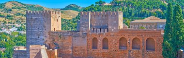 Alcazaba Kalesi 'nin (Torre del Homenaje) ve Kırık Kule' si (Torre Quebrada), Alhambra kompleksi, Granada, İspanya