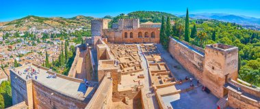 GRANADA, SPAIN - 25 Eylül 2019: Plaza de Armas (Arms Meydanı), Kırık Kule ve Kale (Torre del Homenaje) ile Alcazaba Panoraması, 25 Eylül 'de Granada, Alhambra' da Watchtower 'ın tepesinden