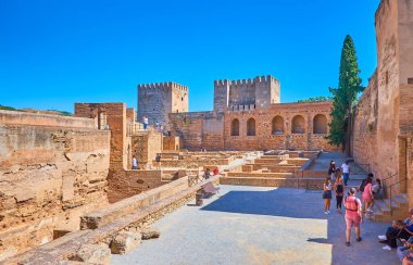 GRANADA, SPAIN - 25 Eylül 2019: Kırık Kule (Torre Quebrada) ve Kale (Torre del Homenaje), Alhambra 'daki Plaza de Armas (Arms Meydanı), 25 Eylül' de