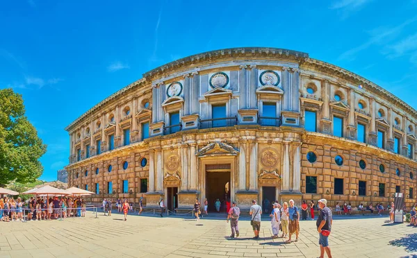 グラナダ スペイン 2019年9月25日 グラナダの9月25日に アルハンブラ宮殿の有名なルネッサンス様式のランドマークであるカルロス5世宮殿のパノラマのファサード — ストック写真