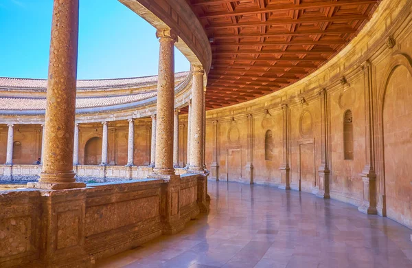 Granada Spanyolország Szeptember 2019 Sötét Galéria Carlos Palace Alhambra Kőoszlopokkal — Stock Fotó