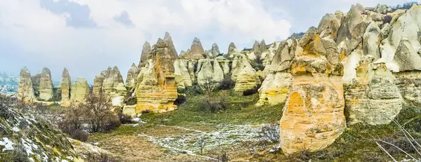 Centenas Formações Rochosas Chaminés Fadas Forma Cone Localizadas Encosta Montanhosa — Fotografia de Stock