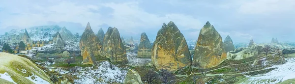 Panorama Van Rotsachtige Landschap Met Veel Tufsteen Gelegen Canyon Goreme — Stockfoto