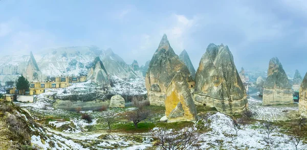 Panorama Enormes Rocas Toba Amarilla Rodeado Césped Cubierto Nieve Situado —  Fotos de Stock