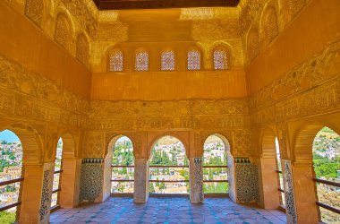 Granada, İspanya - 25 Eylül 2019: Karmaşık sürme, sıva işi, sebka, ince İslami desenler ve Arapça ekranlı pencerelerle birlikte 25 Eylül 'de Granada' da Partal Alhambra Sarayı 'nın içi