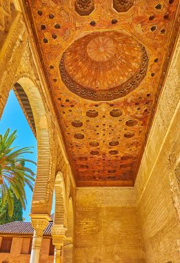 GANADA, SPAIN - 25 Eylül 2019: 25 Eylül 'de Granada' da, Partal Sarayı 'nın geometrik ve yıldızsal İslami süslemelerle süslenmiş ahşap tavanı ve kubbesi