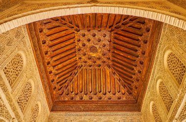 Granada, İspanya - 25 Eylül 2019: Partal Şapeli 'nin (oratorio, cami) yontulmuş ahşap tavanı, duvarlarında yıldız İslami desenler ve sebka tasarımları ile 25 Eylül' de Granada 'da