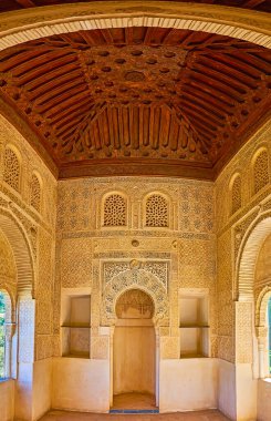 GRANADA, SPAIN - SEPTEMBER 25, 2019: 25 Eylül 'de Granada' da Partal Şapeli 'nin (oratorio, cami) zengin sebka dekorları, oyulmuş ahşap tavan ve mihrab ile süslenmiş ve at nalı şekilli kemerle süslenmiş hali