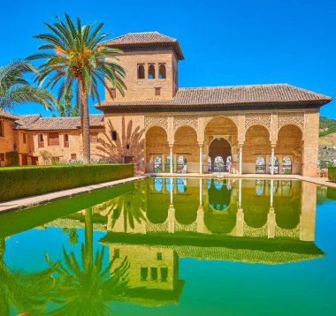 GRANADA, İspanya - 25 Eylül 2019: Partal Palace portico 'nun (Alhambra) güzel kemerli tarihi binası, bayanlar kulesi ve havuzu ön planda, 25 Eylül' de Granada 'da