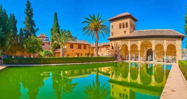 Granada, İspanya - 25 Eylül 2019: Partal Palace portico Panorama ve ağaç bitkileri ve uzun ağaçlarla çevrili Partal bahçe havuzu, 25 Eylül 'de Granada' da