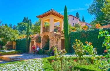 Granada, İspanya - 25 Eylül 2019 'da, Alhambra' nın Partal Bahçesi 'nin yemyeşil, çalı çalıları ve çiçek tarlaları arasında sergilenen anıt