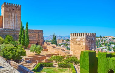 Alhambra, Granada, İspanya 'daki Patio de Machuca' dan Alcazaba Gözlem Kulesi manzarası