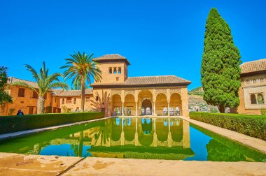 GrandANADA, İspanya - 25 Eylül 2019 'da, Partal Palace portico ve Leydiler Kulesi ön planda Partal bahçeli bir havuzu olan Alhambra cephesi, 25 Eylül' de Granada 'da