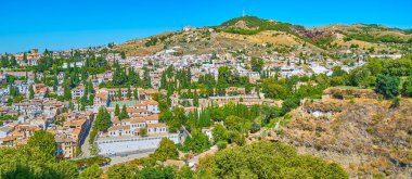 Eski Granada 'nın Sacromonte ve Albaisin bölgelerinin panoramik hava manzarası, İspanya' nın yamacında yer almaktadır.