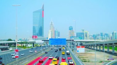 DUBAI, BAE - 2 Mart 2020: Dubai Marina ilçesindeki Şeyh Zayed yolu hızlı trafik, metro viyadük, otoyol kavşağı ve arka planda gökdelenler, 2 Mart 'ta Dubai' de