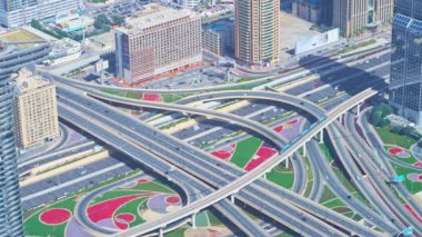 DUBAI, BAE - 3 Mart 2020: 3 Mart 'ta Dubai şehir merkezinin gökdelenleriyle çevrili Burj Khalifa' daki üstgeçitten hızlı trafiği gösteren hava manzarası,