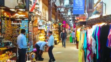 DUBAI, BAE - 4 Mart 2020: Souk Madinat Jumeirah pazarının birçok tezgahı bulunan ara sokağı, 4 Mart 'ta Dubai' de el sanatları, hediyelik eşya, giysi, parfüm ve antika sunuyor.