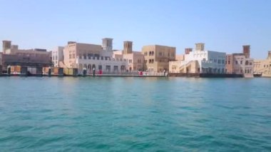Dubai nehri boyunca eski Bur Dubai bölgesi manzaralı bir gezi, rüzgar kuleleri (rüzgar kapanı, barjeel), küçük açık kafeler, market tezgahları, Dubai, BAE