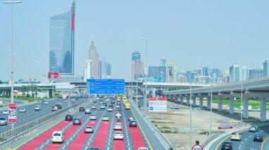 DUBAI, BAE - 2 Mart 2020: Şeyh Zayed yolundaki hızlı trafiğin zamanlaması - ülkenin en uzun otoyolu, 2 Mart 'ta Dubai Marina' da uzanıyor.