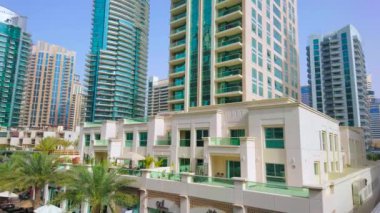 DUBAI, BAE - 2 Mart 2020 Dubai Marina Panoraması, modern yaşayan gökdelenleri, kıvrımlı kanalı, yat kulübü, eğlence tekneleri ve Marina Promenade ile 2 Mart 'ta Dubai' de
