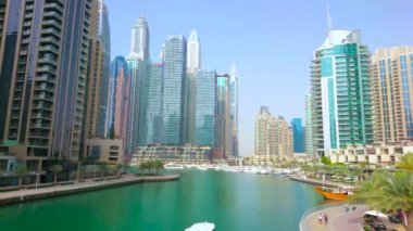 DUBAI, BAE - 2 Mart 2020: Dubai Marina 'nın gökdelenleri, iş merkezleri, yat klübü, Marina Walk, kafeler ve restoranları olan modern silueti, 2 Mart' ta Dubai 'de