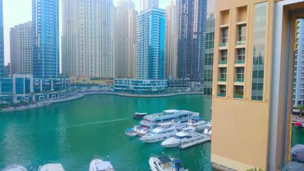 ドバイ アラブ首長国連邦 2020年3月2日 マリーナ モールでヨットを眺めながらドバイ マリーナのパノラマ 水上観光船 未来的な高層ビル 豪華なホテルやレストラン ドバイの3月2日 — ストック動画