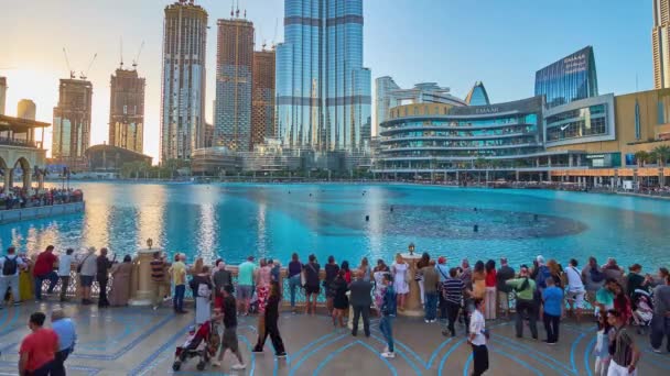 Dubai Förenade Arabemiraten Mars 2020 Massor Människor Tittar Dubai Fountain — Stockvideo