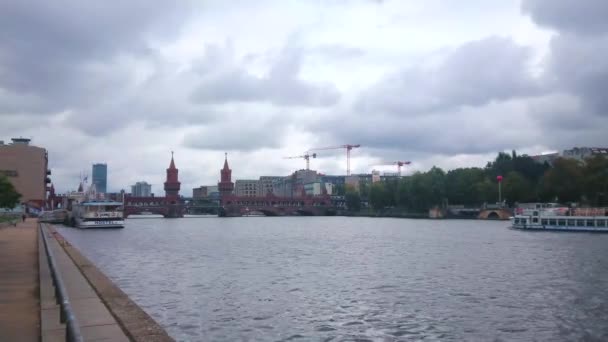 ベルリン ドイツ 2019年10月3日 スプレー川を歩いて 歴史的なオーバーバウム橋 オーバーバウム橋 を赤い塔 遊覧船 曇った雨の空で見て 10月3日にベルリンで — ストック動画