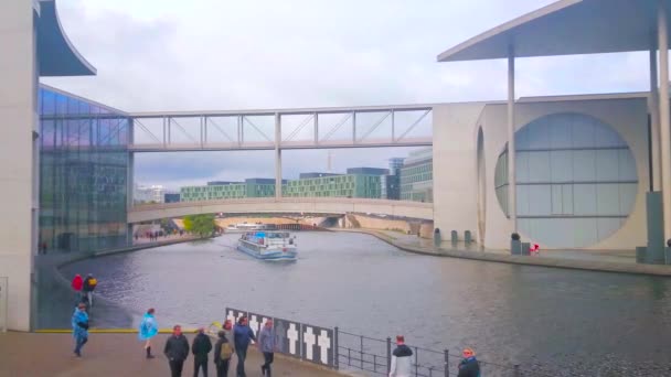 Berlin Tyskland Oktober 2019 Nöjesbåtarna Som Flyter Genom Floden Spree — Stockvideo