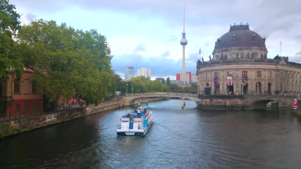 Berlin Deutschland Oktober 2019 Blick Auf Die Spree Mit Schwimmenden — Stockvideo