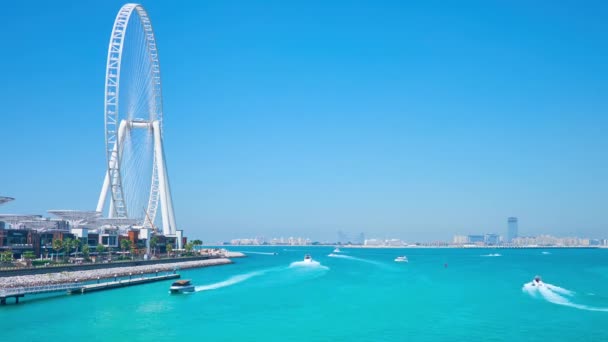 ドバイ アラブ首長国連邦 2020年3月7日 3月7日にドバイで マリーナビーチの隣に位置する小さなブルーウォーターズ島の忙しいボートのトラフィックとアインドバイ観覧車の景色 — ストック動画