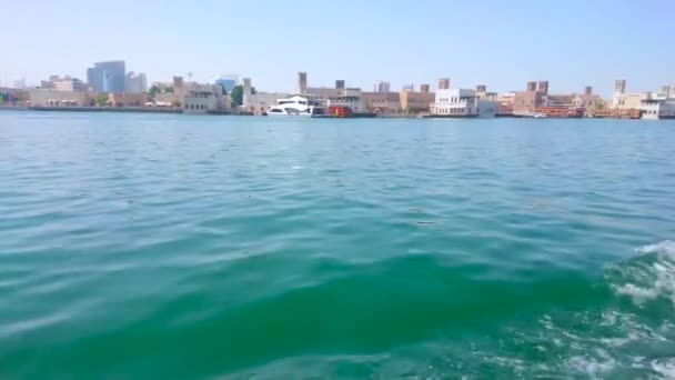 Dubai Creek Con Vistas Las Pequeñas Casas Barro Del Histórico — Vídeos de Stock