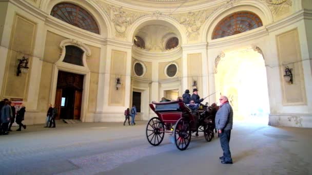 ウィーン オーストリア 2019年2月17日 2月17日にウィーンで ホフブルク宮殿のマイケラー 聖マイケル 門の見事な通路を馬で走る馬車 — ストック動画