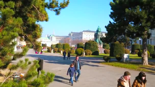 ウィーン オーストリア 2019年2月17日 2月17日にウィーンで 青銅製の記念碑 熱帯植物 緑豊かな松を望むマリア テレジア プラッツ広場の庭 — ストック動画