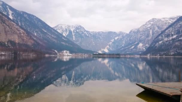 Zapierające Dech Piersiach Alpejskie Krajobrazy Odzwierciedlone Czystych Wodach Jeziora Hallstattersee — Wideo stockowe
