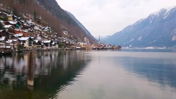 Hallstattersee Gölünün Ayna Yüzeyi Dağları Karlı Hallstatt Kasabasını Bulutlu Akşam — Stok video