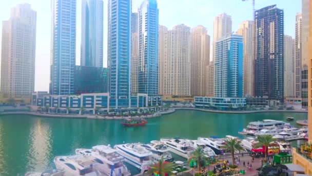 ドバイ アラブ首長国連邦 2020年3月2日 3月2日にドバイで マリーナ モールと未来的な住宅高層ビルの森のヨットを眺めながら ドバイ マリーナ運河を巡るショーボートクルーズ — ストック動画