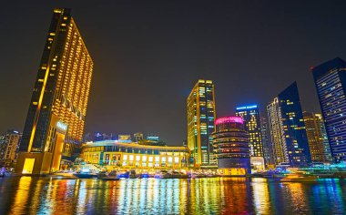 DUBAI, BAE - Dubai Marina Oteli, Marina Mall, Pier 7 restoran kompleksi ve Silende Kuleleri 'nin aydınlatıldığı Dubai Marina' nın 2 Mart 2020 'deki akşam silueti