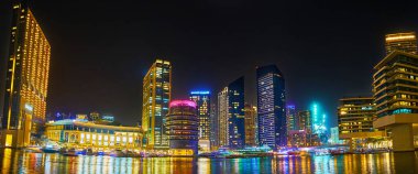 DUBAI, BAE - 2 Mart 2020 Dubai Marina Oteli, Marina Mall, Pier 7 restoran kompleksi ve Silverene Kuleleri ile Dubai Marina 'nın akşam manzarası, 2 Mart' ta Dubai 'de