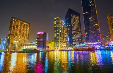 DUBAI, BAE - 2 Mart 2020: Dubai 'de 2 Mart' ta Dubai Marina, Pier 7 ve Marina Mall adreslerindeki cam gökdelenlerin renkli aydınlatmasının keyfini çıkarın