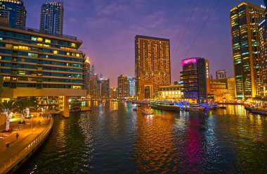 DUBAI, BAE - 2 Mart 2020: Dubai Marina üzerindeki alacakaranlık, fütüristik cam gökdelenler, Dubai Marina, 7.