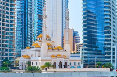 Muhammed Bin Ahmed Al Mulla Camii 'nin ön cephesi, kubbeleri ve minareleri, Dubai Marina, BAE' nin modern yüksek binaları arasında yer almaktadır.