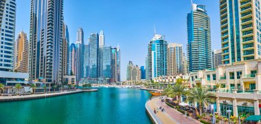 DUBAI, BAE - 2 Mart 2020 Dubai Marina Panoraması, modern yaşayan gökdelenleri, kıvrımlı kanalı, yat kulübü, eğlence tekneleri ve Marina Promenade ile 2 Mart 'ta Dubai' de