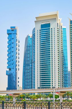 DUBAI, BAE - 2 Mart 2020 'de Dubai' deki metro viyadük ve Şeyh Zayed Yolu 'nun arkasındaki Jumeirah Gölü Kuleleri' nin yüksek binalarının manzarası